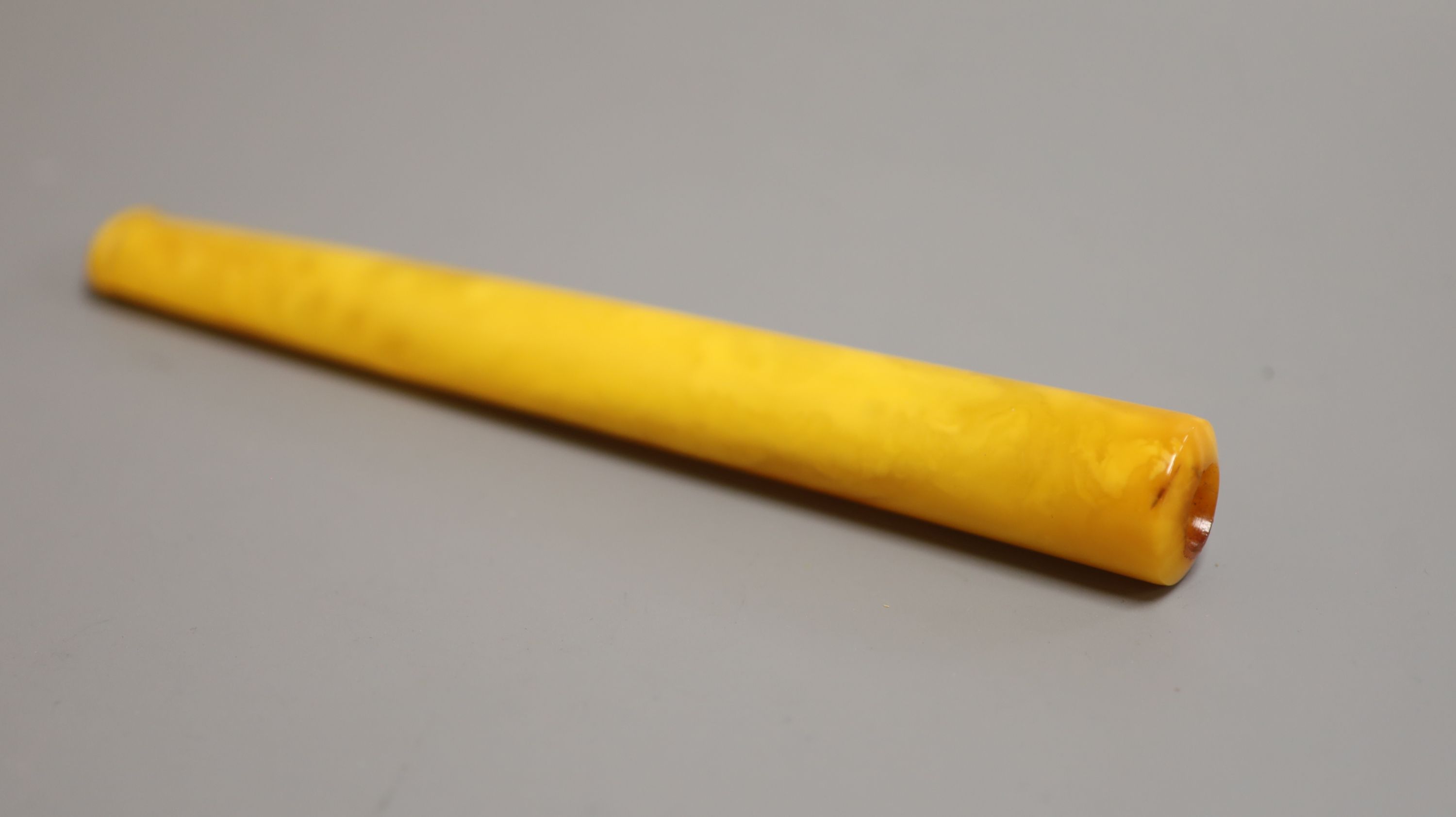 A cased amber cigarette holder, 18.1cm, 46 grams.